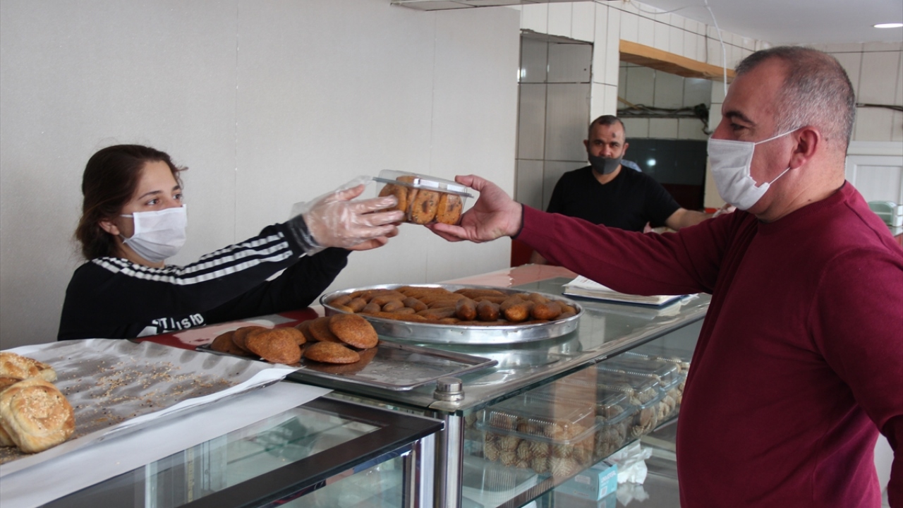 Unutulmaya yüz tutmuş bu lezzeti her yerde bulamadıklarını kaydeden vatandaşlardan Mustafa Burak da zahterli köy kahkesinin doyurucu özelliğinin olduğunu aktardı.