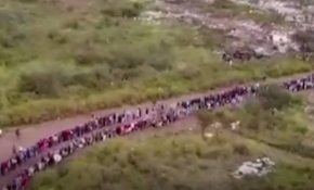 Güney Afrika'da 4 kilometrelik yemek kuyruğu oluştu