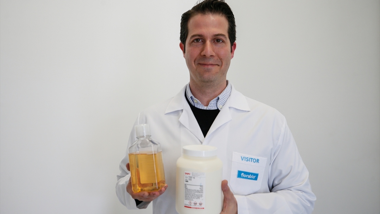 Flora Bio Yönetim Kurulu Başkanı Cem Erdem, Türkiye`deki biyoteknolojik yatırımlardaki eksiklikleri gidermek ve biyoteknolojik ilaçlarının geliştirilmesi için Dr. Aziz Çaylı ile ortak laboratuvar kurduklarını belirtti.