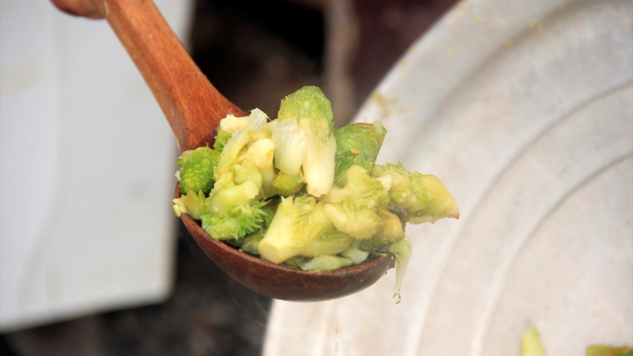 Kapı önlerinde kurulan kazanlarda ve odun ateşinde kaynatılan suda haşlanan kengerler, tere yağında kavruluyor ya da çorbası yapılarak sofralardaki yerini alıyor.