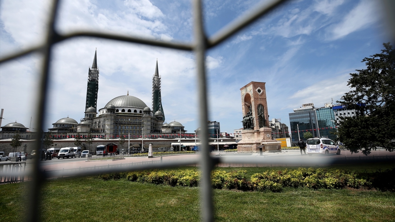 Gezi Parkı, Mete Caddesi ve Taksim Meydanı`nın belirli noktalarını bariyerlerle çeviren polis ekipleri, yayaları farklı noktalardan İstiklal Caddesi`ne yönlendiriyor.