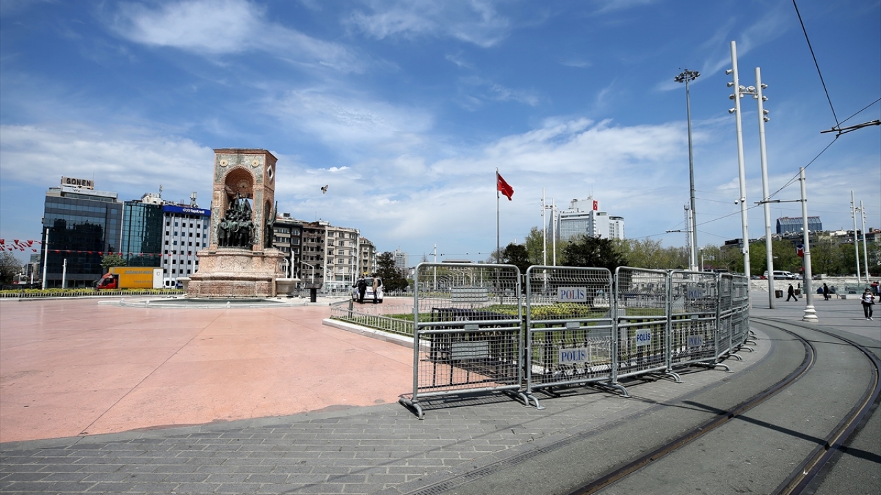Kamyonlarla getirilen bariyerler, Taksim Meydanı ve çevresine konuldu.
