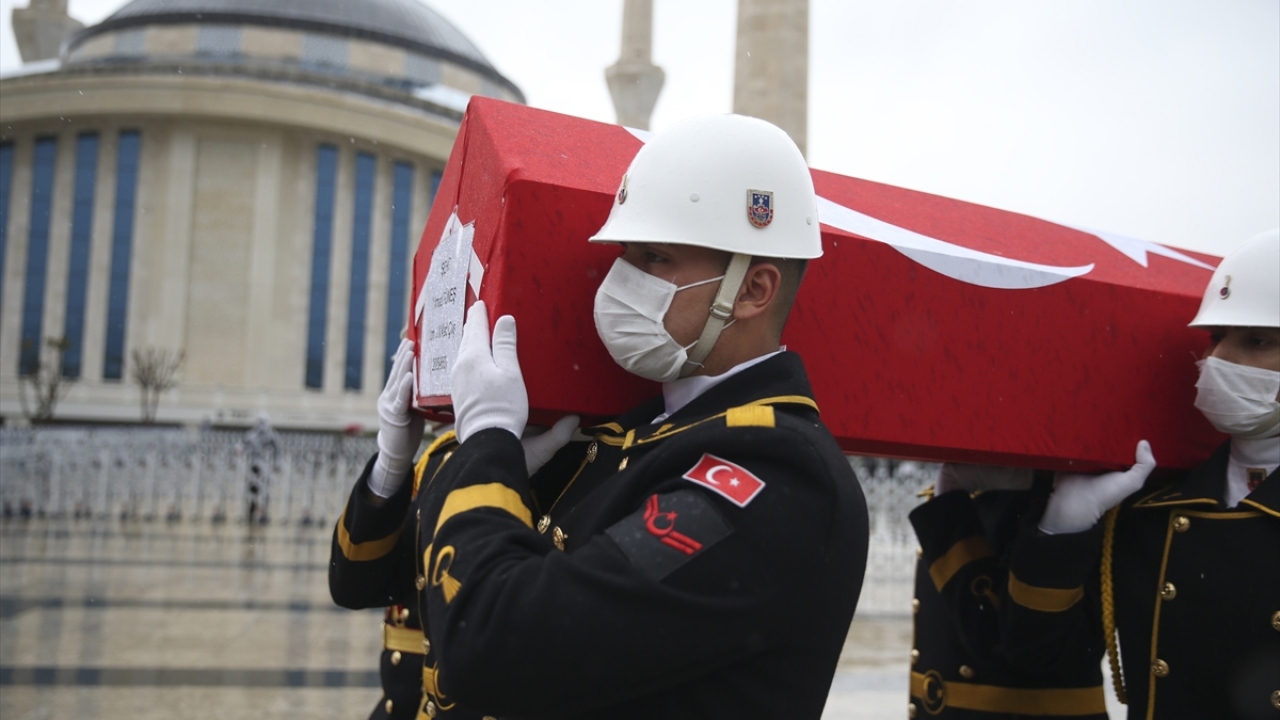Cami avlusuna kortej eşliğinde getirilen şehidin naaşının başında askerler nöbet tuttu.