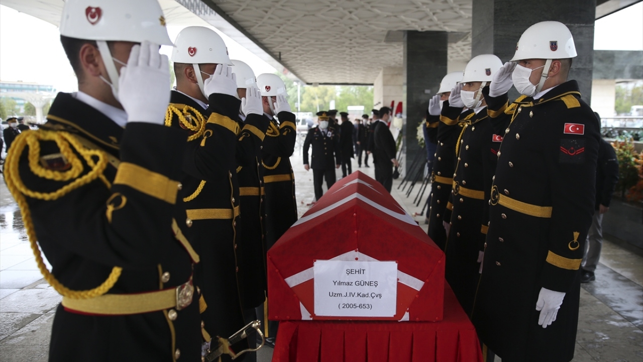 Namazın ardından cenaze arabasına konulan şehidin naaşı, toprağa verilmek üzere Cebeci Askeri Şehitliği`ne götürüldü.