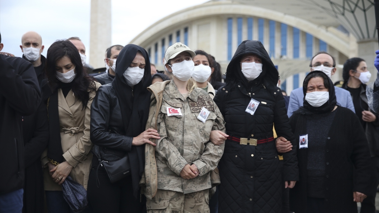Şehidin annesi Aysel, babası Emin Güneş, törene şehit eşinin üniformasını giyerek gelen Gülnur Ortakçı Güneş ile yakınları taziyeleri kabul etti.