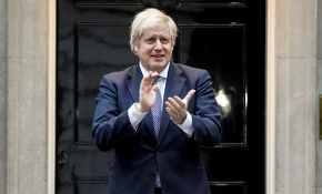 İngiltere Başbakanı Jonhson'dan sağlık çalışanlarına alkışlı destek