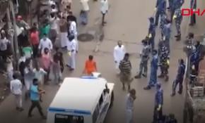 Hindistan’da yasağa uymayan halk polisi taşlarla kovaladı