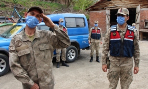 İstediği doğum günü hediyesini Mehmetçiğin elinden aldı