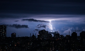 İstanbul'da şimşekler geceyi aydınlattı