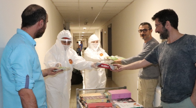 Bakan Kasapoğlu'ndan karantinadaki vatandaşlara kitap sürprizi