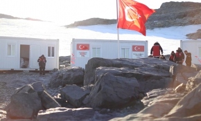 Antarktika’da Türk bayrağı dördüncü kez dalgandı