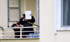 Çocuklar balkondan balkona isim şehir oynuyor