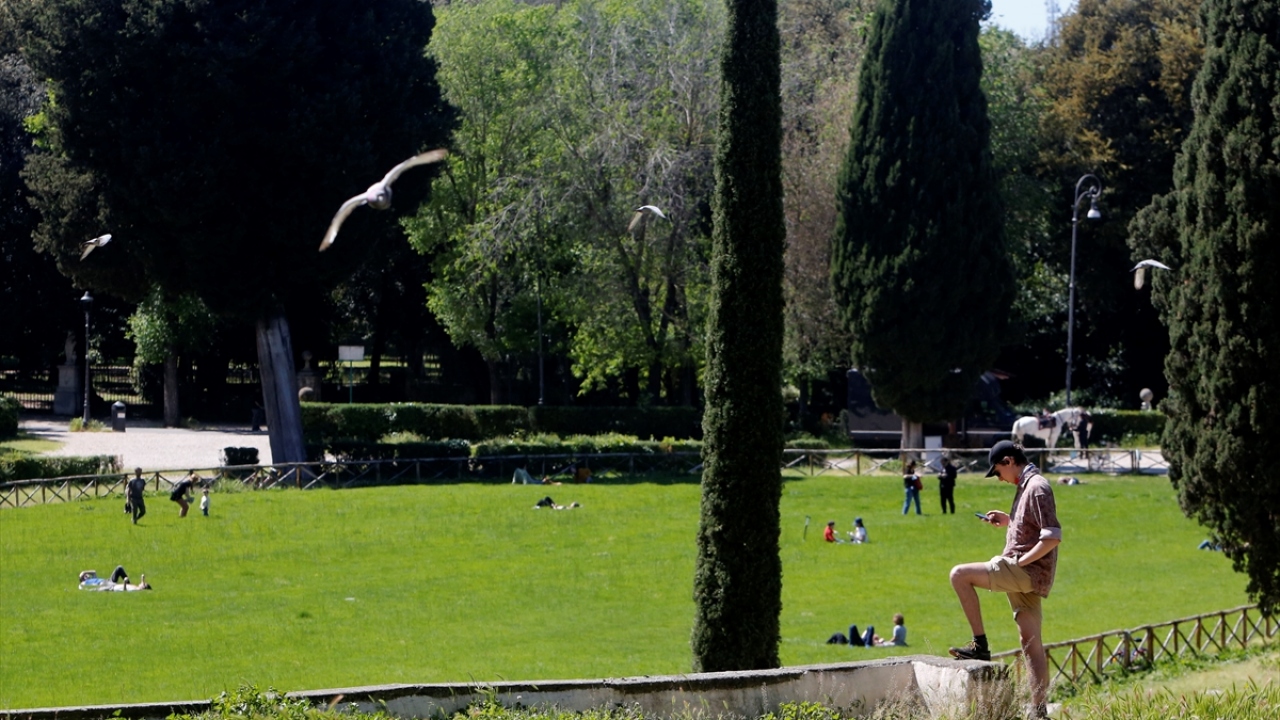 Başkent Roma`daki Villa Borghese parkında vatandaşlar çimlerin üzerinde güneşlendi.