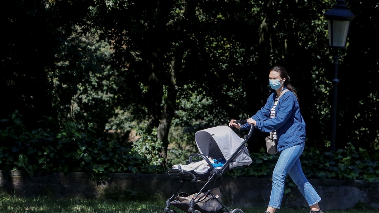 Başkent Roma`daki Villa Borghese parkında vatandaşlar baharı hissetti.