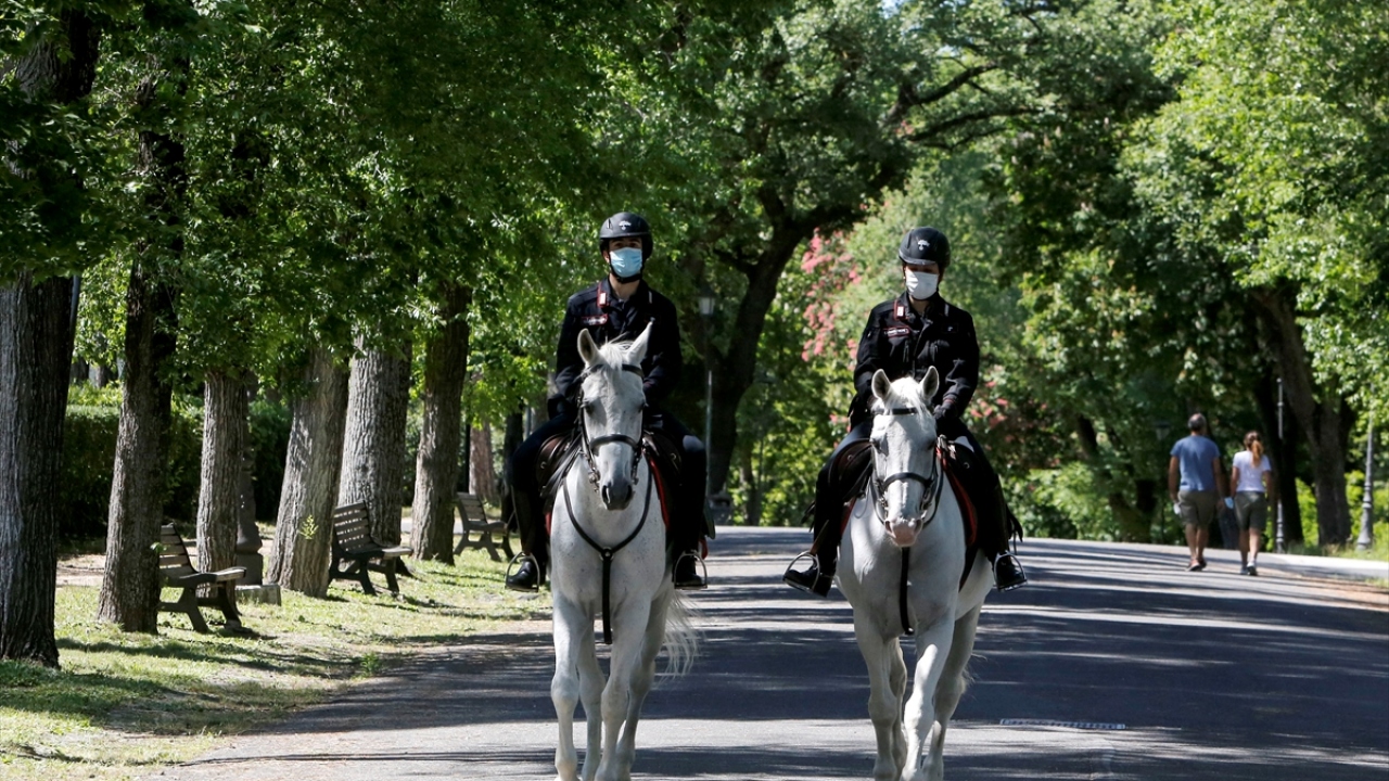 Başkent Roma`daki Villa Borghese parkında atlı İtalyan Jandarmaları (Carabinieri) güvenlik için devriye gezdi.