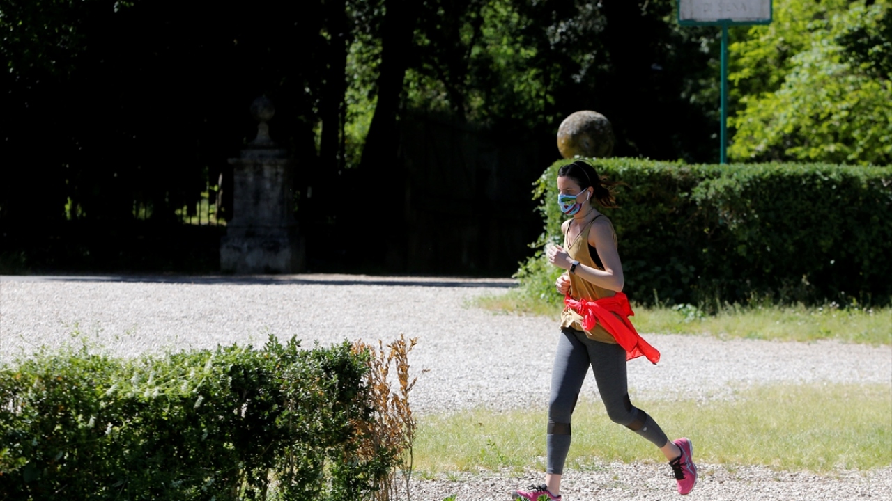 Başkent Roma`daki Villa Borghese parkında bazı vatandaşlar tarafından sportif aktivitelerini yerine getirdi.