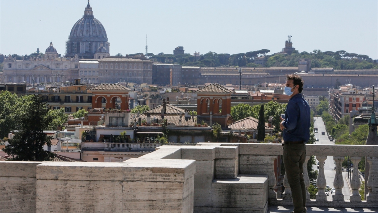 Başkent Roma`daki Pincio Terrace ve şehir manzarası da vatandaşlar tarafından ilgi gördü.