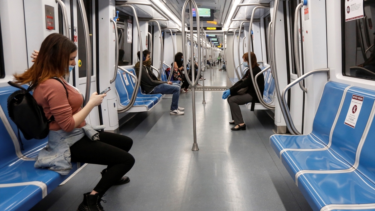 Başkent Roma`daki toplu taşıma araçları yarı kapasiteyle hizmet verirken, otobüslerde insanların mesafeli oturması için koltuklara işaretli uyarıların yapıştırıldığı görüldü.