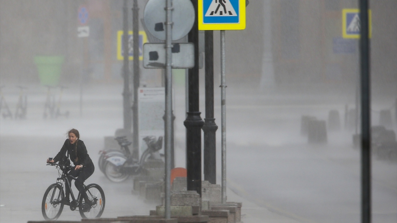 Son iki gündür günlük vaka sayısının 10 binin altına düşmediği ülkede ölü sayısı 95 artarak 1451`e, iyileşen sayısı da 1770 artarak 19 bin 865`e yükseldi.