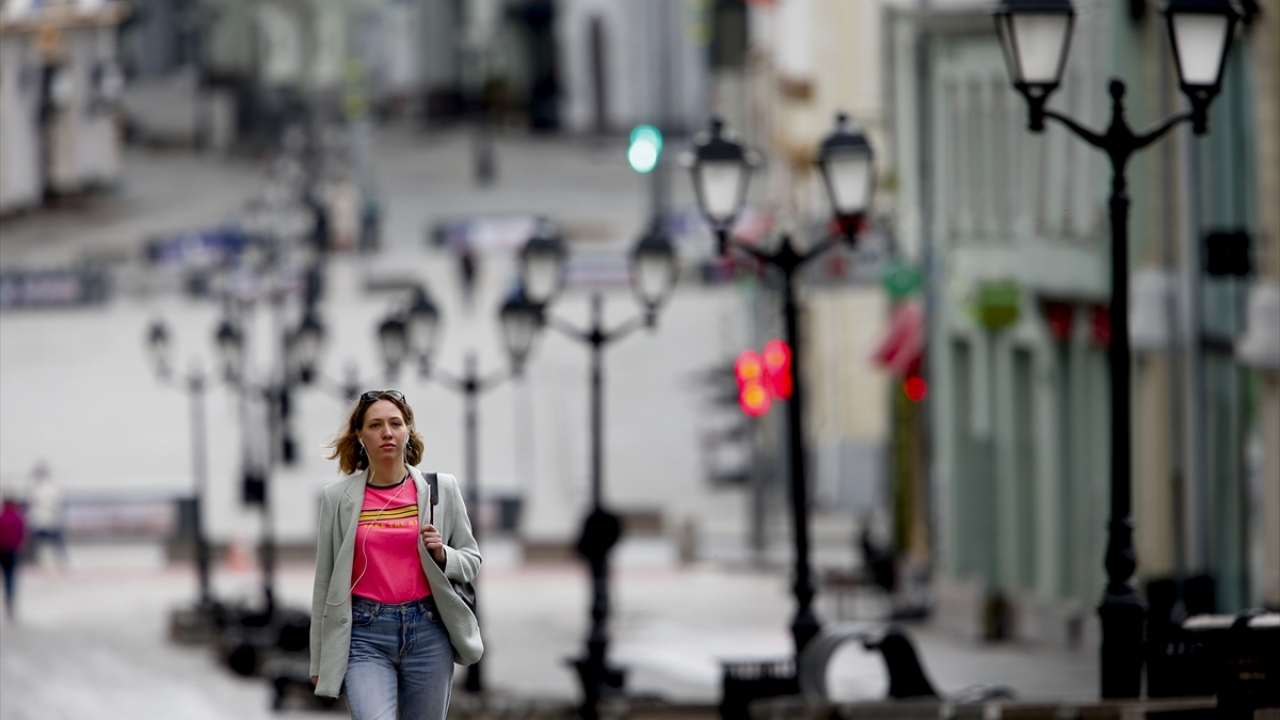 Yeni vakaların yüzde 46,4`ünün 18 ila 45 yaşında, yüzde 34`ünün 46 ila 65 yaşında, yüzde 10,3`ünün 66 yaş üstü, yüzde 9,3`ünün de çocuk olduğu kaydedildi.