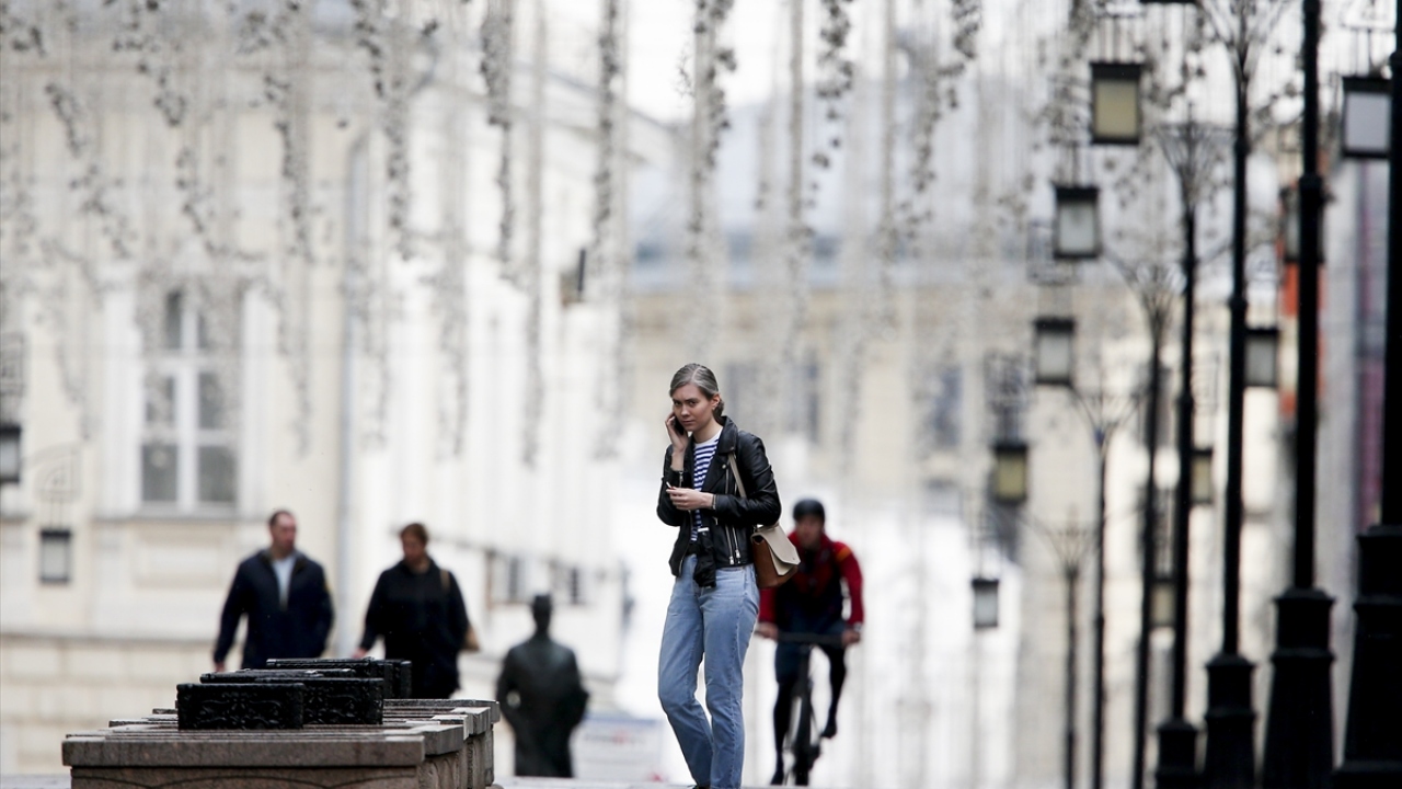 Rusya Koronavirüs Enfeksiyonu Kontrol ve Önleme Merkezinden yapılan açıklamaya göre, son 24 saatte 10 bin 102 kişide daha Covid-19 görülmesiyle vaka sayısı 155 bin 370`e çıktı.