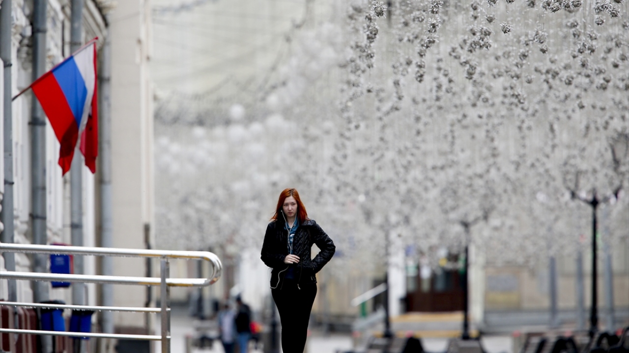 Rusya İnsan Sağlığı ve Tüketici Haklarını Koruma Servisinden yapılan açıklamada, yaklaşık 222 bin 510 kişinin gözetim altında tutulduğu ve şimdiye kadar bu kişilerin sayısının 806 bin 709 olduğu bildirildi.