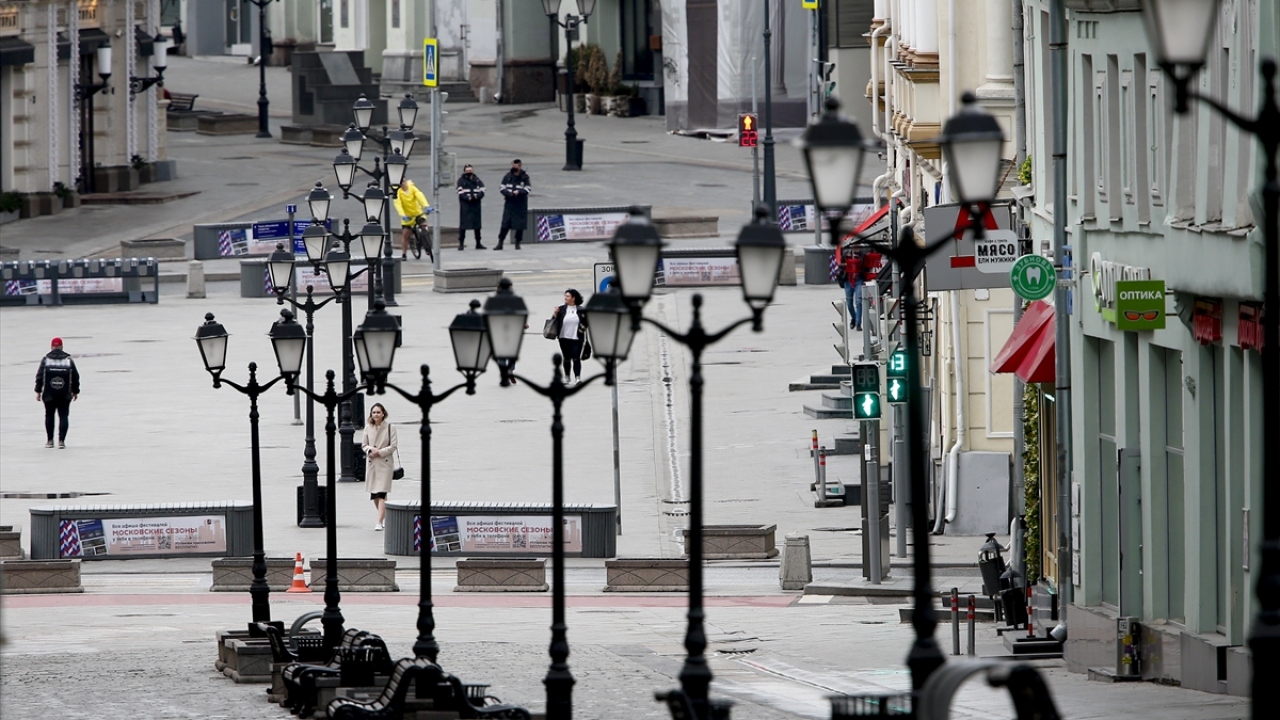 İlk Covid-19 kaynaklı ölüm ise 19 Mart`ta başkent Moskova’da 79 yaşındaki bir kadının hayatını kaybetmesiyle gerçekleşmişti.