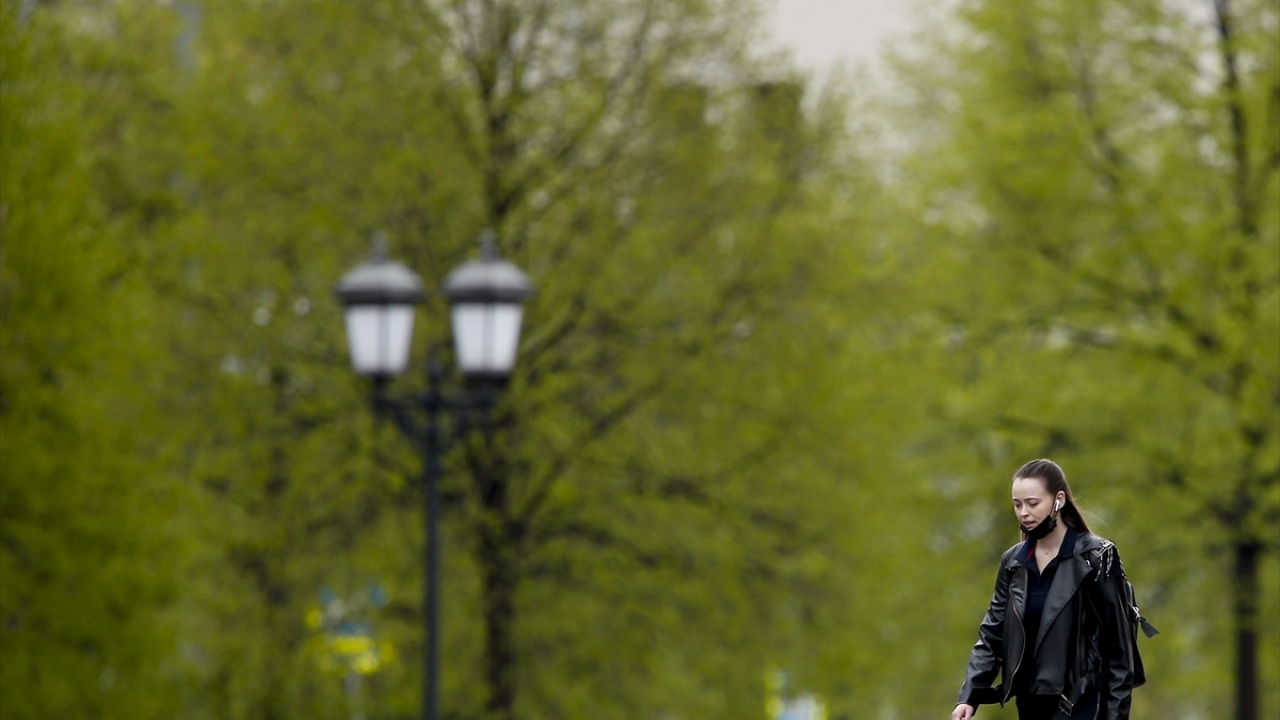 Salgınla mücadele kapsamında 9 Mayıs Zafer Bayramı tören ve etkinliklerinin ertelendiği Rusya`da, çalışanlar için 30 Mart`ta başlayan idari izinlerin 11 Mayıs`a kadar devam edeceği belirtilmişti.