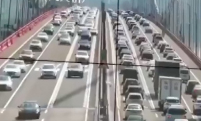 Beşik gibi sallanan köprüde tehlikeli anlar