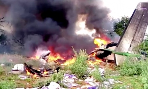 Somali'de düşen uçağın yanan enkazı görüntülendi