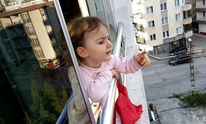 Minik Derin sokağa çıkanları balkondan uyardı