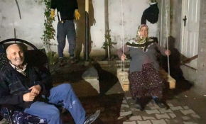 'Evde kal'an yaşlı çiftin salıncak keyfi