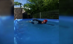 Şampiyon yüzücü antrenmanlarını evinin bahçesinde yapıyor