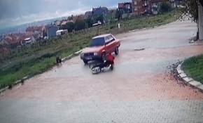 Bisiklete binen çocuklar otomobille çarpıştı