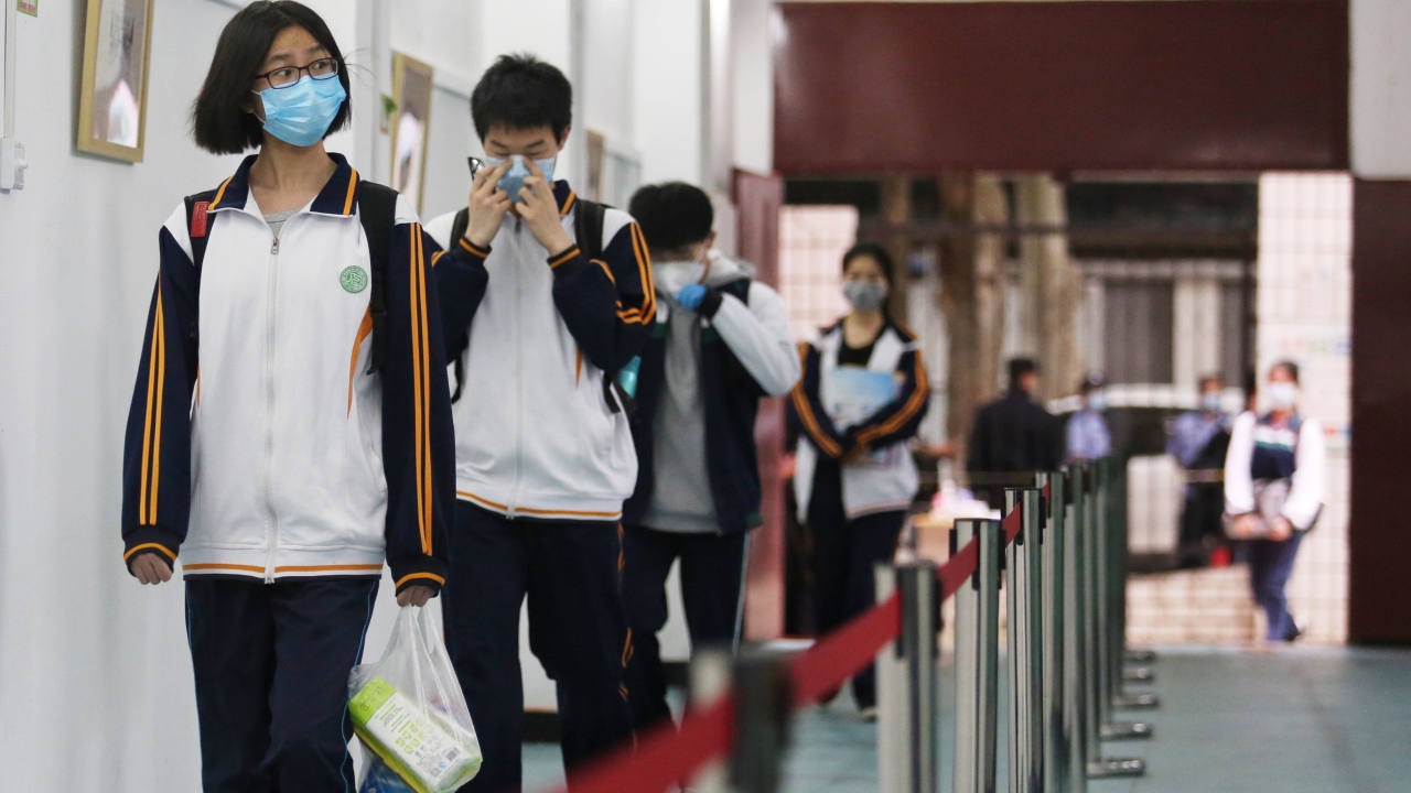 Okulların açılmasından önce zorunlu virüs testinden geçirilen öğrenciler ve eğitimciler, cep telefonlarında test sonuçlarını gösteren kodları, kampüs girişlerindeki barkodlara okutarak eğitime başladı.