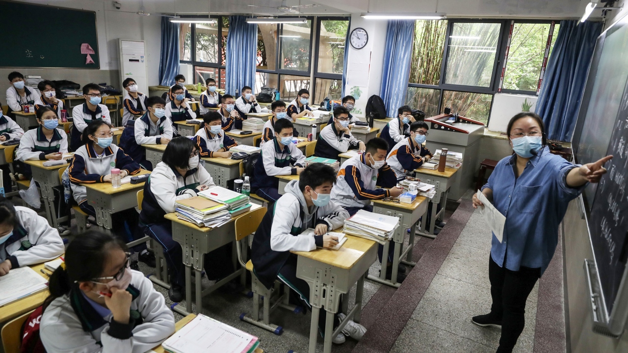 Çin`in resmi haber ajansı Şinhua`daki habere göre, Wuhan kentinin merkezi olduğu Hubey eyaletindeki 121 lise ve meslek okulunda son sınıf öğrencileri dersliklere döndü.