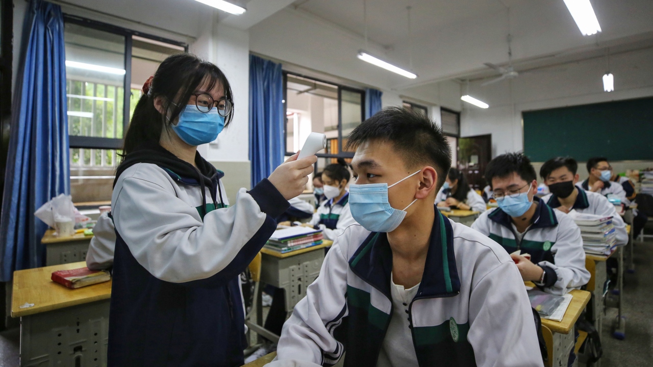 Salgının yayılmaya başladığı yılbaşından bu yana uzaktan eğitim yapan öğrenciler, nisan sonundan itibaren kısmi olarak eğitim öğretime döndü.