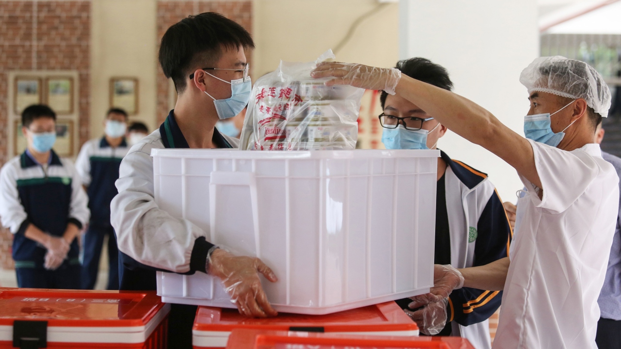 Başkent Pekin`de lise son sınıf öğrencileri, ülkenin en büyük kenti Şanghay`da orta ve lise son sınıf öğrencileri 27 Nisan haftasında eğitim ve öğretime başlamıştı.