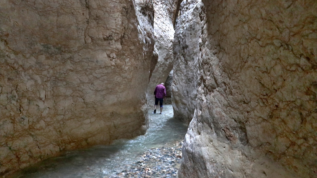 Yer altı sularının meydana getirdiği akarsuyun 4,5 kilometrelik Saklıkapı kanyonundan geçerek Keban Baraj Gölü`ne dökülmesi ile oluşan yürüyüş parkuru görüntülendi.
