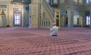 Camide tek başına namaz