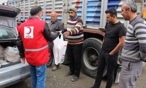 Türk Kızılaydan yolda kalan şoförlere iftarlık