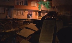 Esenler'de çatlaklar oluşan yol ve istinat duvarı çöktü