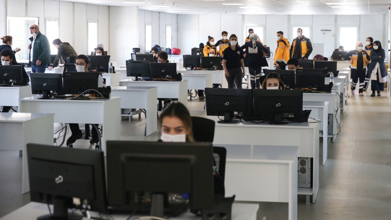 Açıklamanın ardından Memişoğlu ve beraberindekiler hizmete alınan komuta merkezini gezdi. 