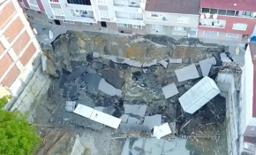 Esenler'de çatlaklar oluşan yol ve istinat duvarı çöktü