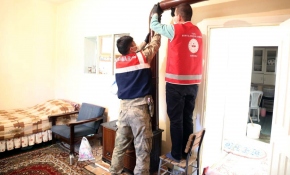 Vefa ekibi, Emine Nine'nin bahar temizliğini yaptı