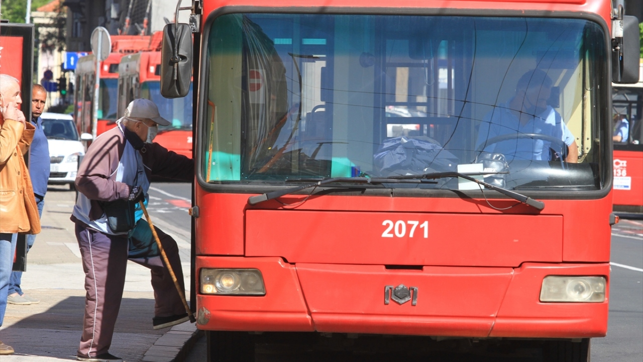 Yeni tip koronavirüs (Covid-19) tedbirleri kapsamında durdurulan toplu taşıma, yeniden faaliyete geçtiği şu günlerde yalnızca işe gidenler tarafından kullanılabilecek.