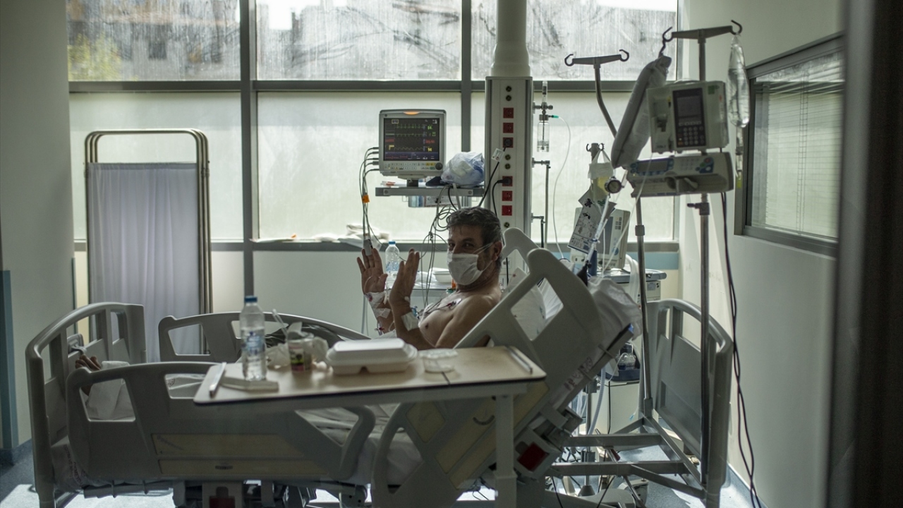 AA ekibi de yoğun mesai harcanan hastanede uygulanan prosedüre, tedavi sürecine ve salgınla mücadele kapsamında özverili ve fedakarca hizmet veren sağlık çalışanlarının bir gününe tanıklık etti. 