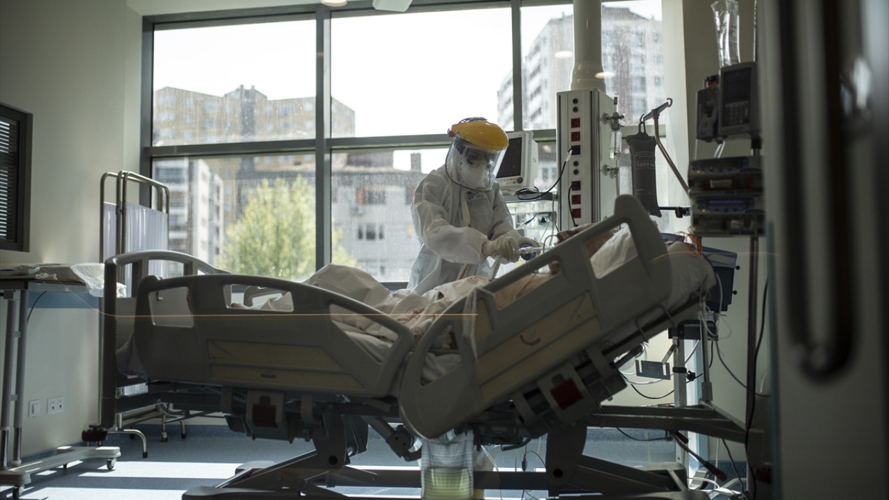 Salgına karşı alınan tedbirler kapsamında, hastanenin acil servisine Covid-19 şüphesiyle başvuran kişilerin ateş ölçümleri yapılıyor ve riskli olanlar enfeksiyon polikliniğine yönlendiriliyor. 