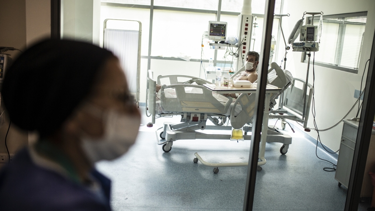 Hastanede 19 Nisan`da kurulan laboratuvarda günde 700 Kovid-19 testi ve hastaların vücut direncinin ölçüldüğü interlökin-6 testi de yapılıyor.