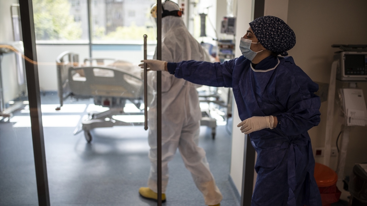 Tedavinin hastanede verilmesi kararlaştırılan hastalar, kendileri için ayrılan servislerde ya da yoğun bakım bölümlerinde, klinik durumlarına göre değişen sürelerde tedavi görüyor.